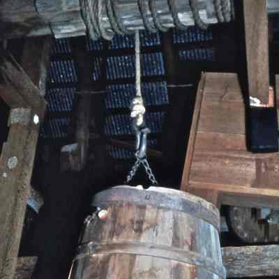 Barrel and hoist axle