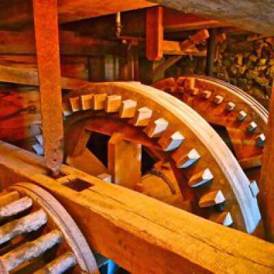 Stationary face gears for the two Buhr stones