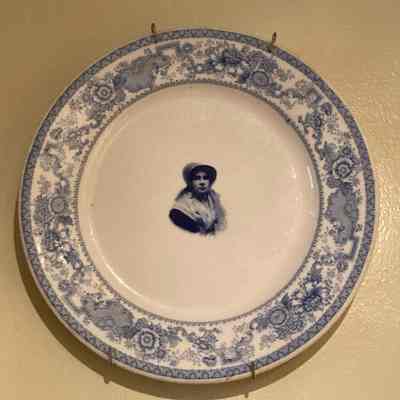 Syracuse China dinner plate with date code 3-CC (March 1948) or 5-CC (May 1948) on verso.