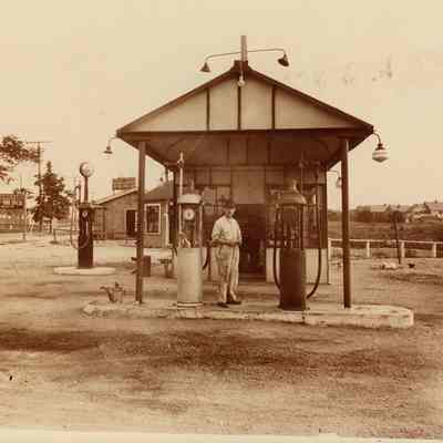 Brooks White Star Gasolene Station, Kinsman-Lee, c. 1929