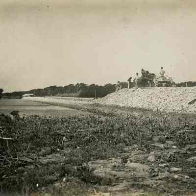 Building the Oversea Railway Rail Bed