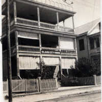 Island City House