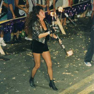 Unknown woman juggling in the street for the parade.
