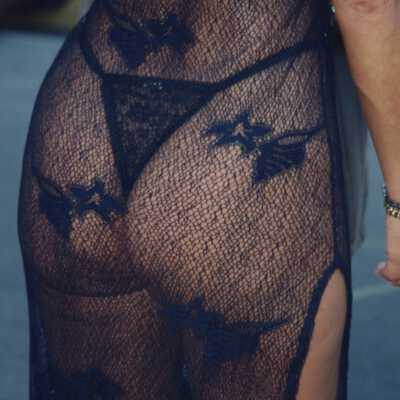 Unknown woman dressed up, bottom portion of her body.