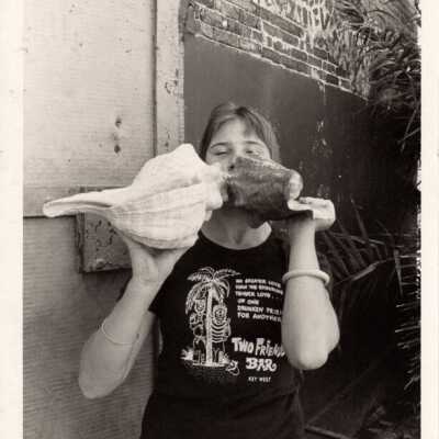Woman with conch shells: Copyright: © Key West Art & Historical Society; Origformat: Print-Photographic