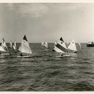 A group of sailboats in the ocean