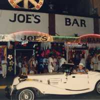 An old car in front of Sloppy Joe