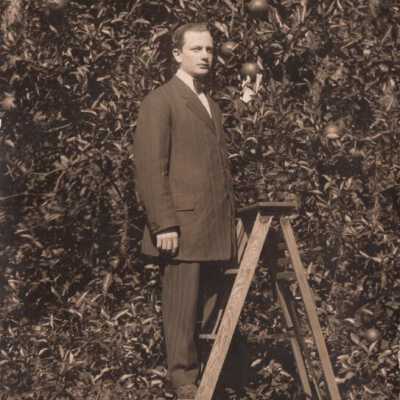 Man on ladder: Copyright: © Key West Art & Historical Society; Origformat: Print-Photographic