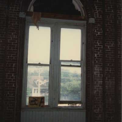 A window labeled number 31.