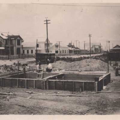 Unknown men on a building foundation: Copyright: © Key West Art & Historical Society; Origformat: Print-Photographic