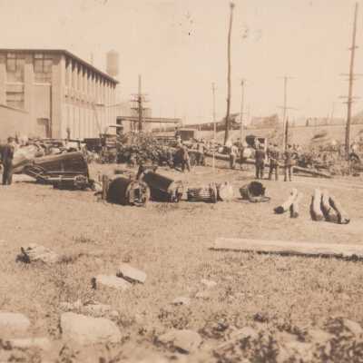 Unknown men with damaged equipment: Copyright: © Key West Art & Historical Society; Origformat: Print-Photographic