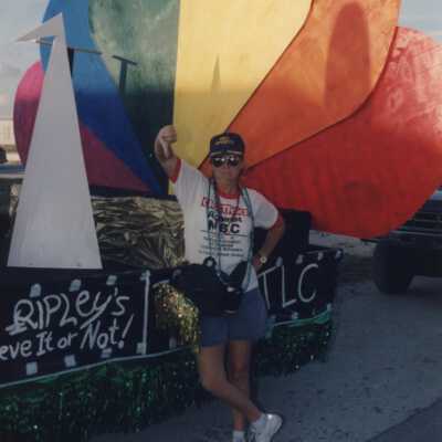An unknown lady standing in front of a float.