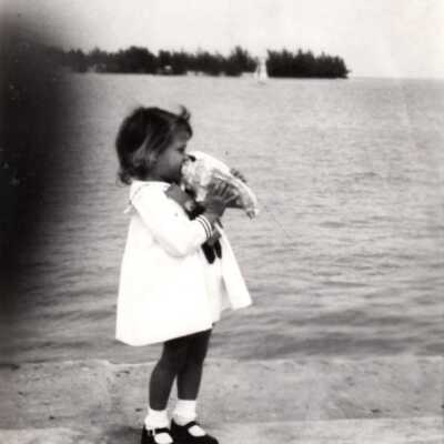 Young girl with conch shell: Copyright: © Key West Art & Historical Society; Origformat: Print-Photographic