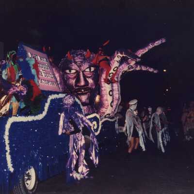 A float in the parade that reads Fast Buck Freddie's.