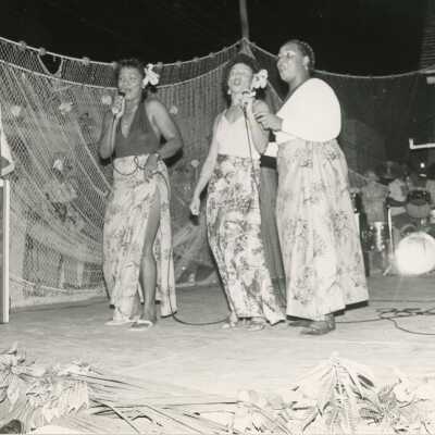 Unknown woman singing