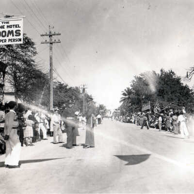 Crowd awaiting President Roosevelt