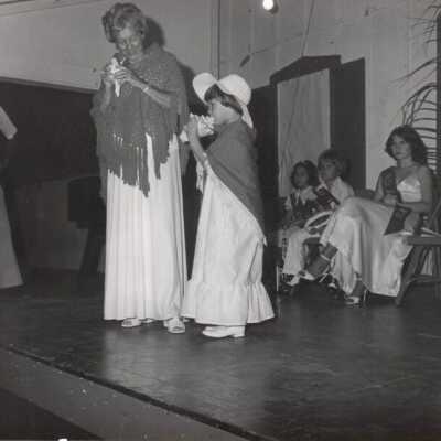Woman and girl with conch shells: Copyright: © Key West Art & Historical Society; Origformat: Print-Photographic