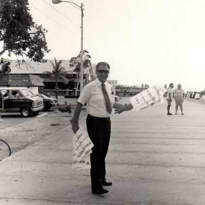 Unknown man with signs: Copyright: © Key West Art & Historical Society; Origformat: Print-Photographic