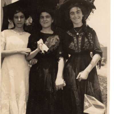 Three young women (Elizardes)