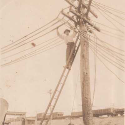 Unknown man with electric lines: Copyright: © Key West Art & Historical Society; Origformat: Print-Photographic