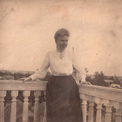 Minnie (woman on a balcony)