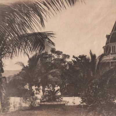 Girls outside the Convent of Mary Immaculate: Copyright: © Key West Art & Historical Society; Origformat: Print-Photographic