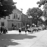          675 0/5	Saugatuck - Parade Memorial Day parade; Campfire girls pass Fruit Grower's Bank at Butler x Mason St.
   