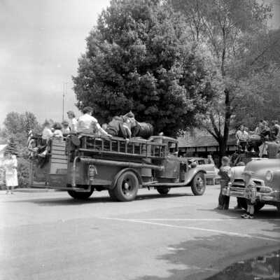 678 0/16	Saugatuck - Parade	1954	Memorial Day parade: 2.1MB