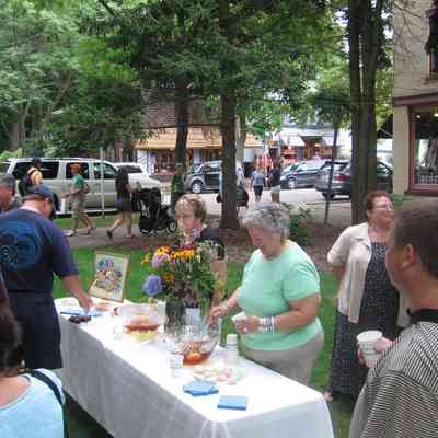 MayMemorial-Reception.JPG 1.4MB: Thieda and Yoder serve punch