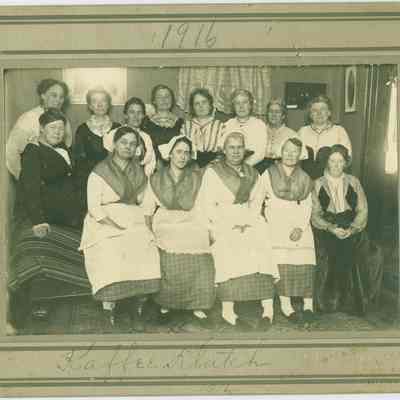 Koffee Klatch 1916.jpg 3.1MB: Fourteen women in Dutch costumes. Woman 5th from left in back row may be May (Francis) Heath. Digital image from 2021.72