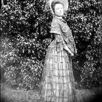          Deam09.jpg 730KB; Woman with bonnet hat, lace shawl and sheer, tiered overdress.
   