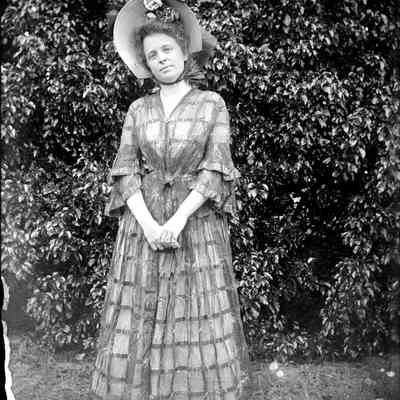 Deam10.jpg 843KB: same woman as Deam09