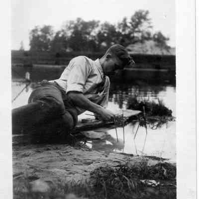 WatersEdge-ppl247.jpg 818KB: Cleaning brushes