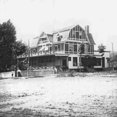 hmbLeiendeckerInnOneGable.jpg 1.3MB: prior to addition of second gable