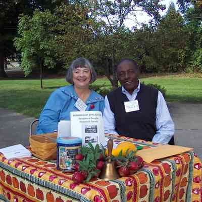 100_1444-ZolperJonesHomesTour2003.JPG 1.2MB: CD 10: Zolper and Jones greet visitors at the Douglas Union School house, 2003 homes tour