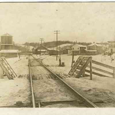 CWPC-0550NewRichmondWinterc1890s.JPG 203KB: Note on back 1890 or 1895 winter. Chas. Hodge Hotel, Railroad tracks