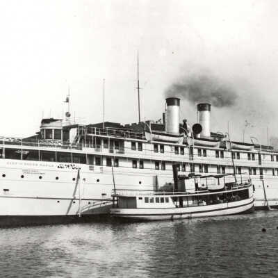 ca 1910 The 77’ Aliber is dwarfed by the steel-hulled steamer, City of South Haven.: Aliber & S. Haven ca 1910