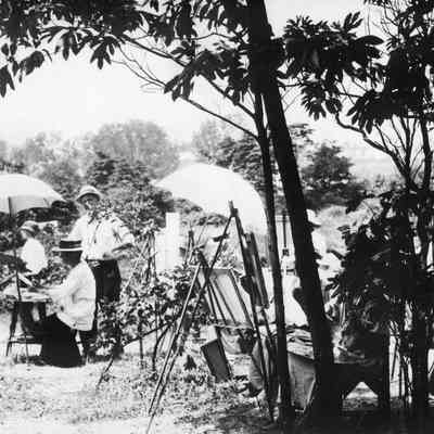 Fursman class020.jpg 482KB: Fursman, wearing white hat, standing next to seated painter and looking at camera