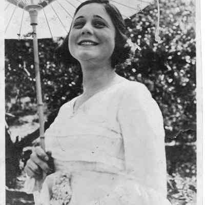 ppl206.jpeg 1.1MB: Woman in white dress with asian parasol