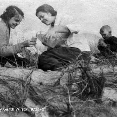 gh008.jpg 688KB: Dune picnic. Two women sharing a beverage and two boys. Donated by Garth Wilson 9/26/01