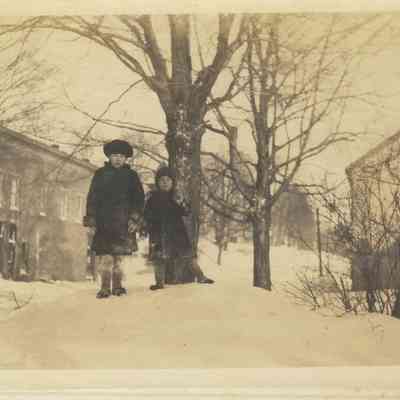 EDG-0025-1-Morgan-Jean-LelandLodge.JPG 197KB: Morgan and Jean on Griffith St looking south toward Culver