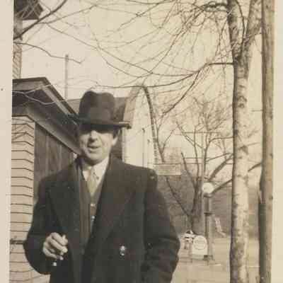 EDG-0029-1.JPG 81KB: Grandpa in front of George Wright's garage two hand crank pumps