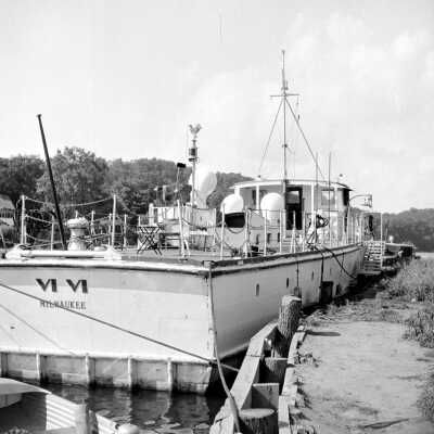 542 0/1	Saugatuck - cruisers Cruiser on river
