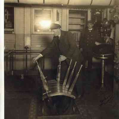 Martin-ThomasRMartinAtHelm-early1900s.JPG 608KB