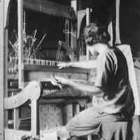          weaving-class021.jpg 367KB; weaving on a loom
   