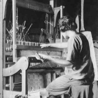 weaving-class021.jpg 367KB: weaving on a loom