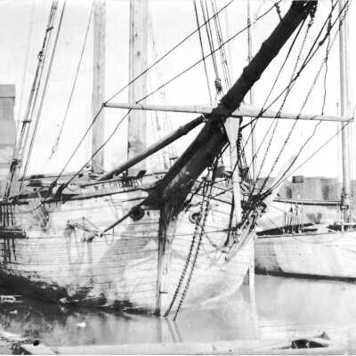 from https://chicagology.com/harbor/ships/maryagregory/: Mary A. Gregory about 1912