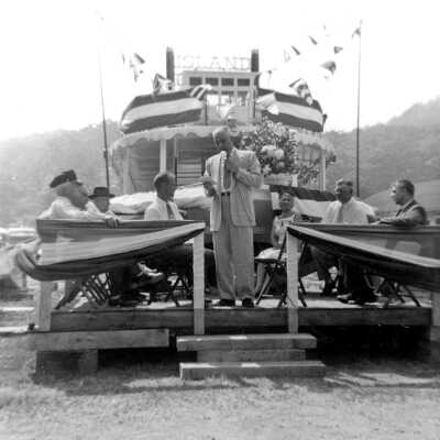 ThomasHoffmanShowBoat1958, Ev Thomas MC: Digital file at 2021.72.02, not a Simmons photo, from John Thomas collection