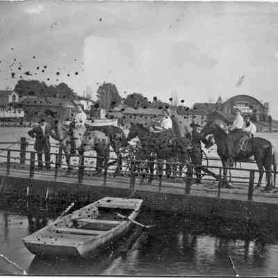 HM81HorsesFerry.jpg 558KB