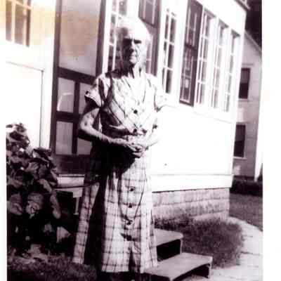 95-55-1_Mrs_William_Mc_Vea.jpg 257KB: presumed to be Gertrude (Jonker) McVea